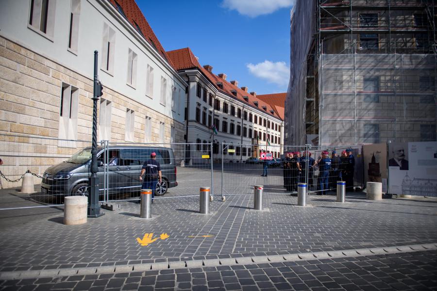 Az Orbán-kormány elárulta, miért tűntek el a kordonok a Karmelita elől a török elnök látogatásának idejére