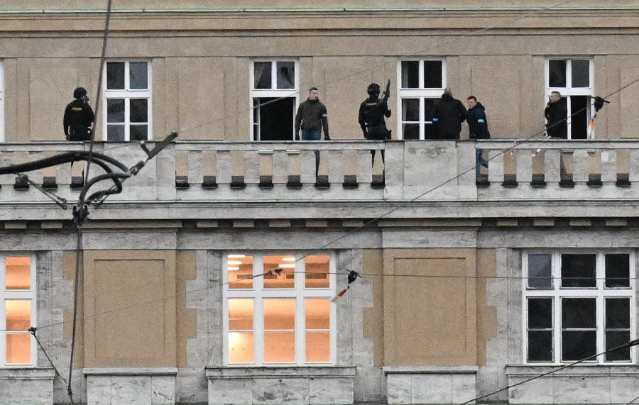 Lövöldöztek a prágai Károly Egyetemen, halálos áldozatok is vannak