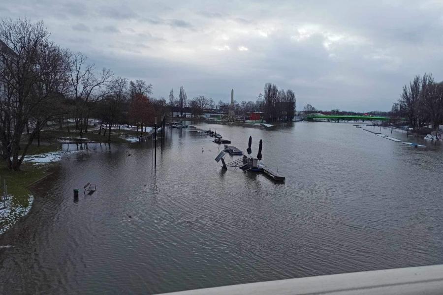 Autókat mentettek ki egy árvíz miatt elöntött parkolóból Győrben