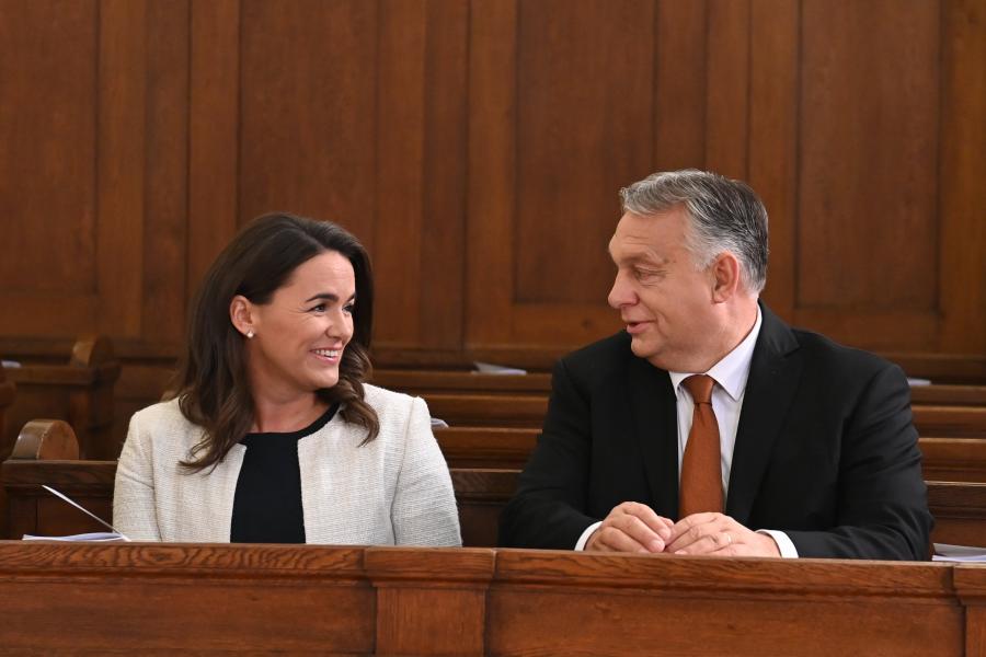 Novák Katalin szerint Magyarországon semmi nem elérhetetlen egy nő számára, de karácsonyra inkább sokszorosított Orbán Viktor-interjúkat kaptunk