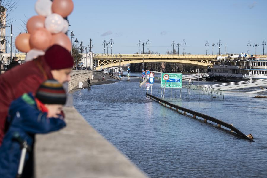 Ma tetőzik a Duna Budapesten, de a vízállás alacsonyabb az előrejelzettnél