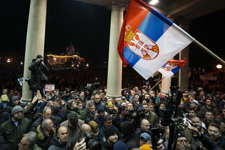 Dühösek a szerb fiatalok, blokkolják a forgalmat Belgrádban a választási csalás gyanúja miatt