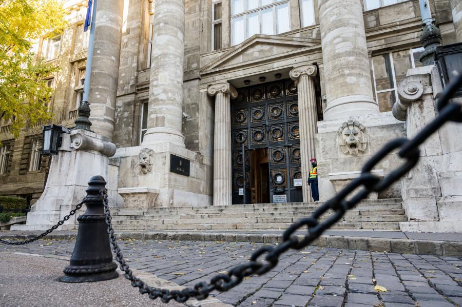Az Orbán-kormány azt vizsgáltatja, hogy lehetne elérni, hogy több dolgozó férjen be a Kúria új épületébe