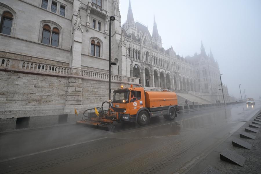 Már nincs víz alatt az alsó rakpart Budapesten, elkezdődött a takarítás