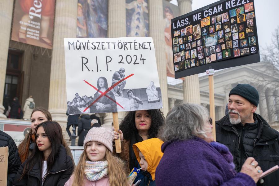 Kisebb tömeg tüntetett Budapesten azért, hogy ne szűnjön meg jövőre a művészettörténet tantárgy