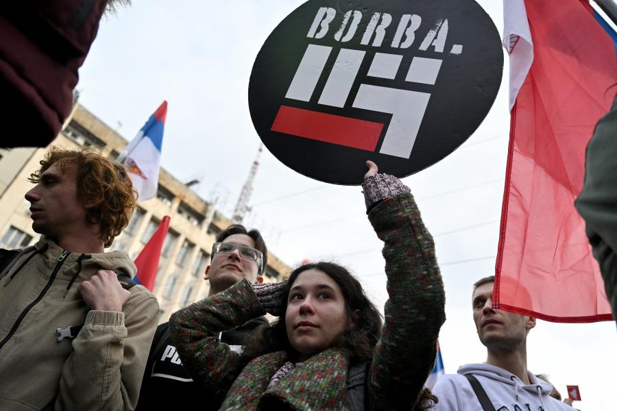 Ismét a forgalom megbénításával tiltakoztak a szerb fiatalok, az előrehozott választás megismétlését követelik