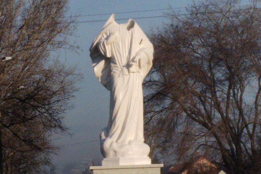 Felszentelés előtt egy nappal szétverték a dunavecsei Mária-szobor fejét