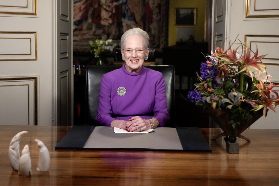 Ötvenkét év uralkodás után lemond II. Margit dán királynő