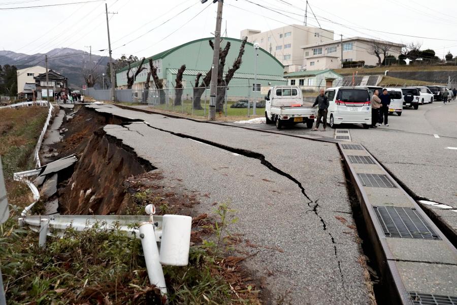 Erős földrengés rázta meg Japánt, cunamiriadót adtak ki