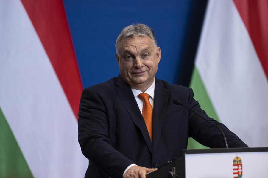 Orbán Viktor szilveszteri videójában elárulta, hogy a műbeles vagy a juhbeles virslit szereti-e jobban, és mit vár 2024-től
