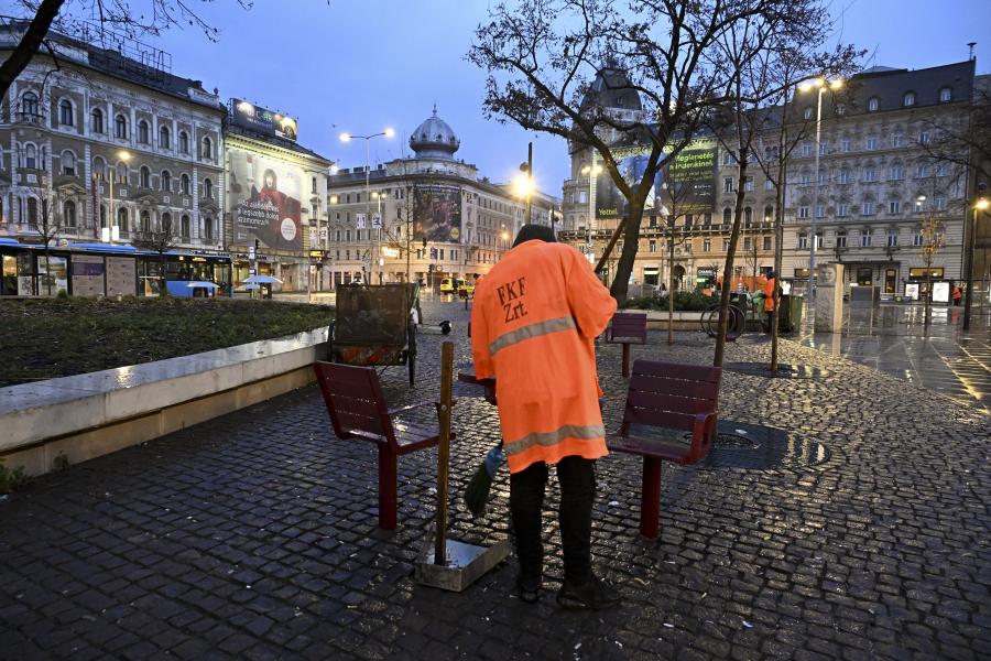 Több mint 300 köbméter szemetet szedtek össze Budapesten a szilveszteri utcai bulik után