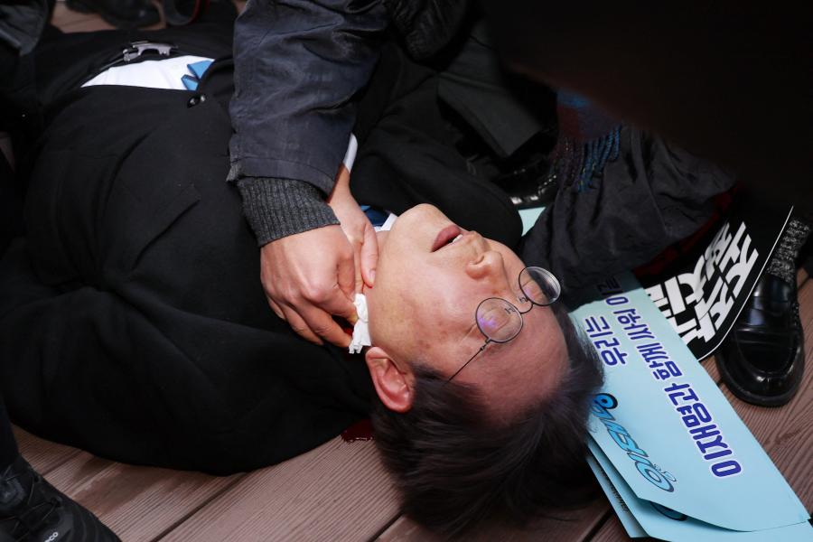Nyilatkozat közben nyakon szúrták a dél-koreai ellenzék egyik vezetőjét