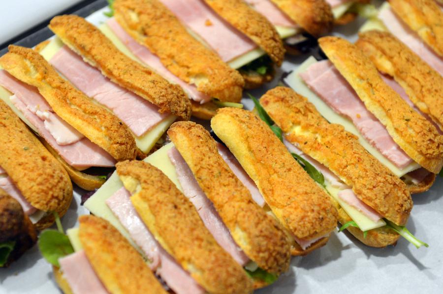 Egy 14 éves lány a zsebpénzéből készített 140 szendvicset a kiskunfélegyházi hajléktalanszálló lakóinak