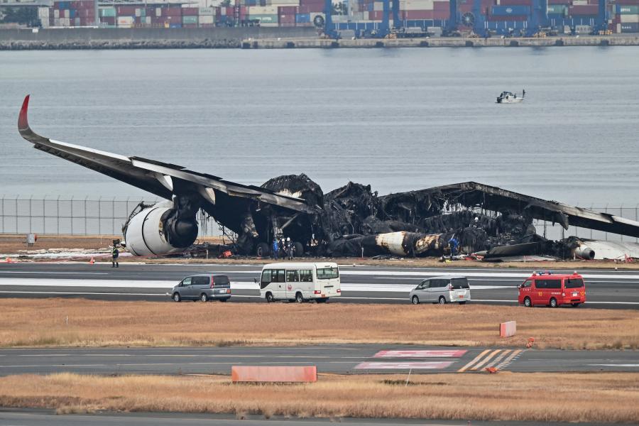 A Japan Airlines szerint a kigyulladt utasszállító ütközés előtt megkapta a leszállási engedélyt