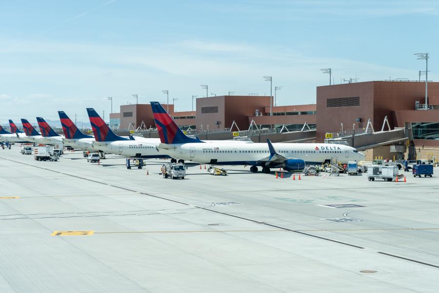 Repülőgép hajtóművébe mászva halt meg egy utas Salt Lake City repülőterén
