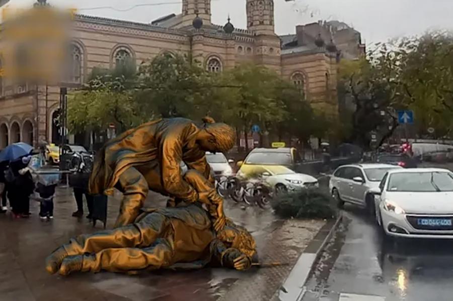 A Dohány utcai zsinagóga előtt állítana szobrot a 2006-os szemkilövetésnek Orbán Viktor fanatikus híve