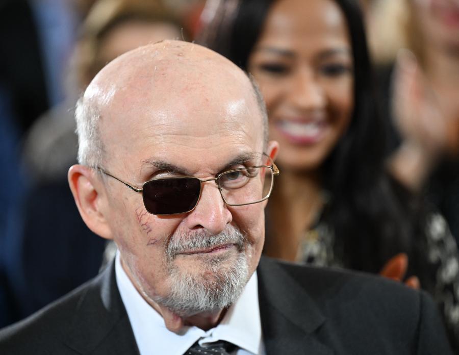 Az író emlékiratai miatt csúszik Salman Rushdie merénylőjének a tárgyalása