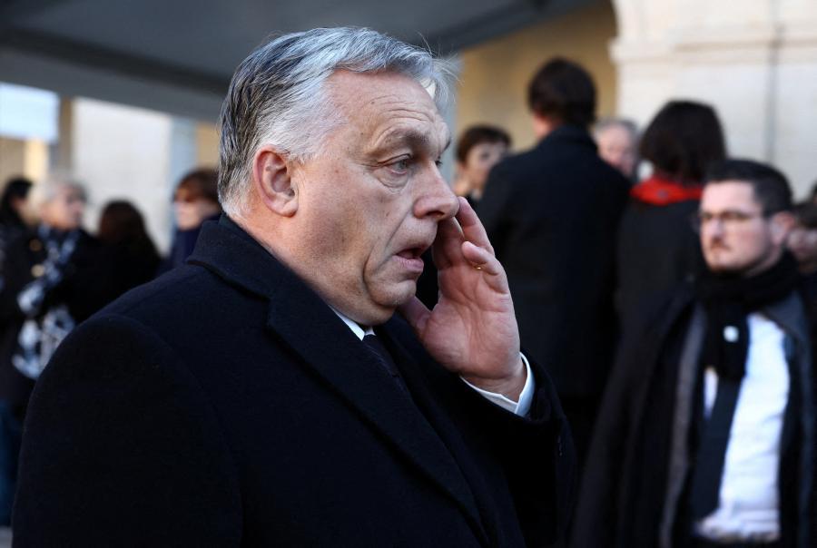 Daniel Freund bizarrnak nevezte, hogy Orbán Viktort is meghívták Jacques Delors párizsi búcsúztatására