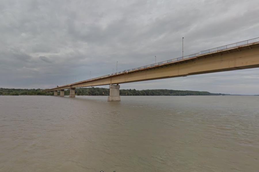 Műtrágyát szállító uszály ütközött egy Duna-hídnak, rakománya hatalmas halpusztulást okozhat