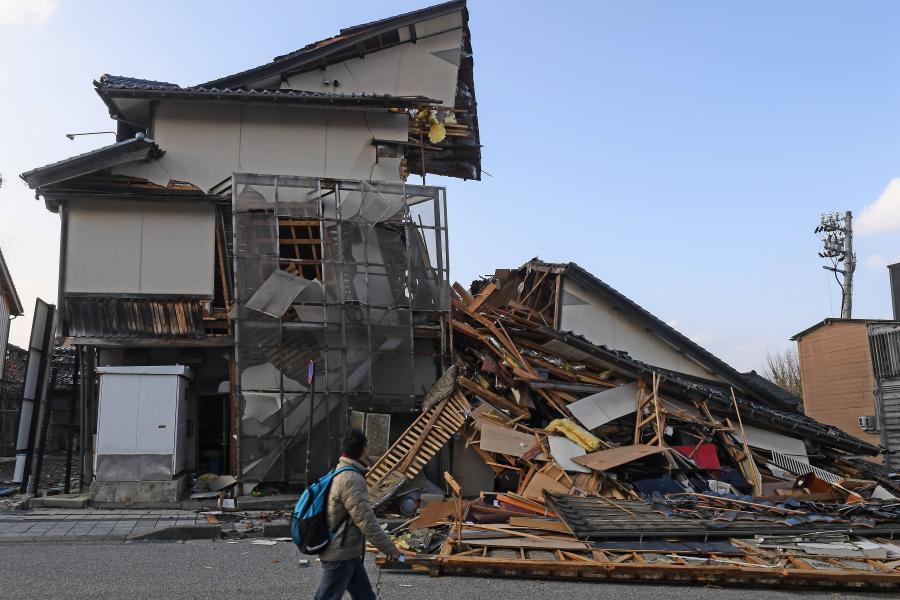 Száz fölé nőtt az újévi japán földrengés halálos áldozatainak a száma