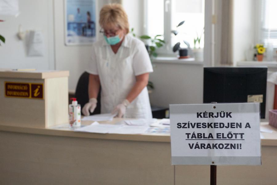 Több mint 26 ezer magyar beteg neve szerepel a kórházi várólistákon, van olyan műtét, amelyre csaknem másfél évet kell várni