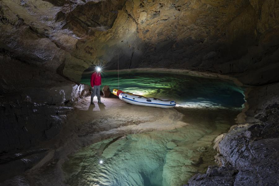 A hirtelen lezúduló eső miatt barlangban rekedt egy turistacsoport Szlovéniában