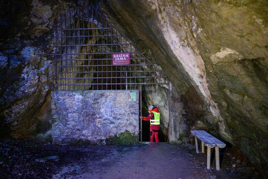 Sikeresen kimentették a szlovéniai barlangban rekedt öt embert