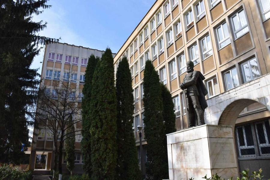 Kizuhant egy katonai gimnázium negyedik emeletéről és meghalt egy 15 éves diák Gyulafehérváron