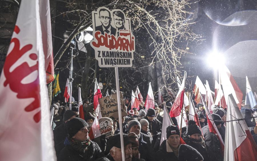 Hatalmas tömeg tüntetett Donald Tusk kormánya ellen Varsóban