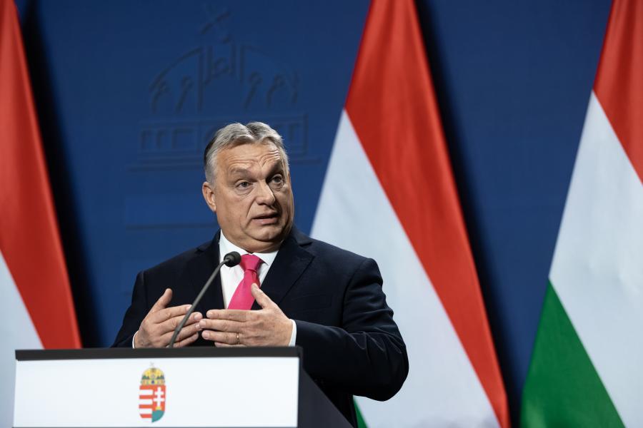 Előkerült egy videó, amin Orbán Viktor 2002-ben a bicskei gyermekotthon pedofil vezetője mellett kampányol 