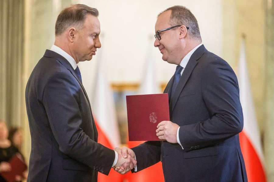 Lengyelországban zavart okoz a kettős hatalom,  többfrontos küzdelem osztja meg a társadalmat a kormányváltás után