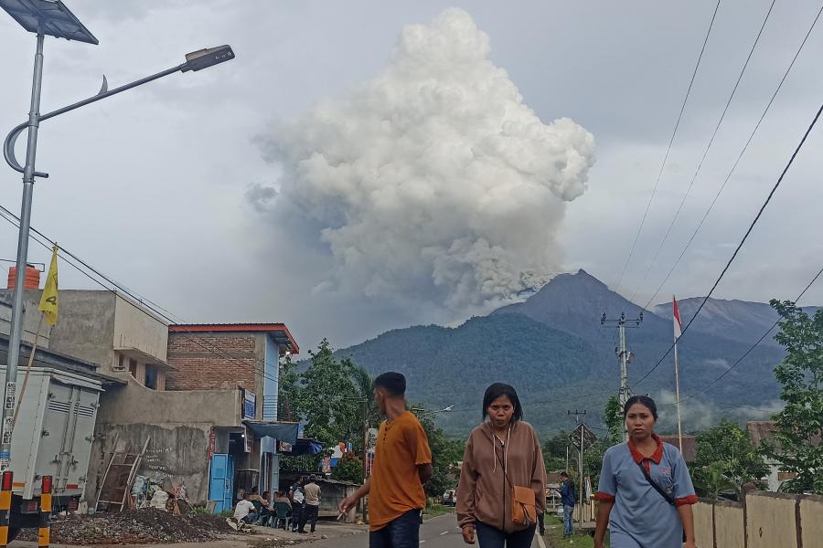 Indonéziában kitört a Lewotobi Laki-laki nevű vulkán, több ezer embert kellett menekíteni