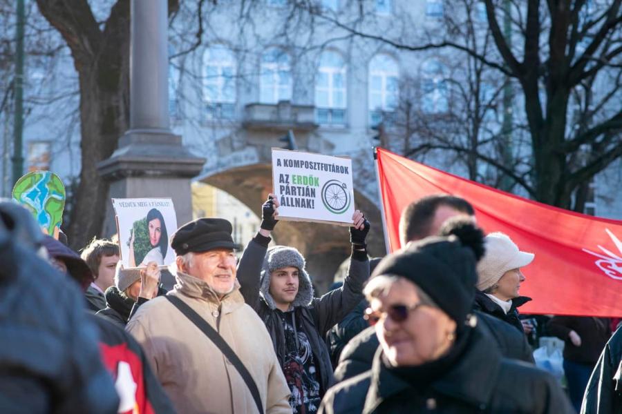 Novák Katalinnak is átnyújtottak a petíciót a szegedi fakivágás ellen, de a barátnői miatt az államfő inkább gyorsan lerázta magáról a tüntetőket