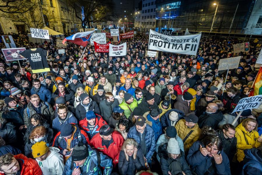 Harmincezren tüntettek a Fico-féle büntetőjogi reform ellen, szlovák ellenzék az utca erejében bízik és készül a márciusi elnökválasztásra