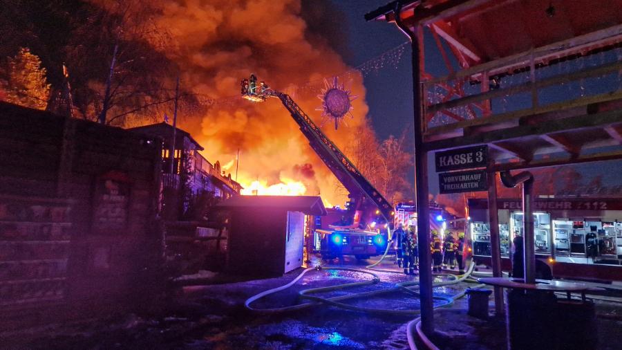 Tűz ütött ki egy vidámparkban Németországban, több millió euró a becsült kár (fotók)