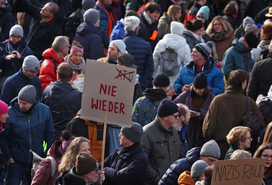 Tízezrek tüntetnek Németországban a szélsőjobboldali AfD ellen