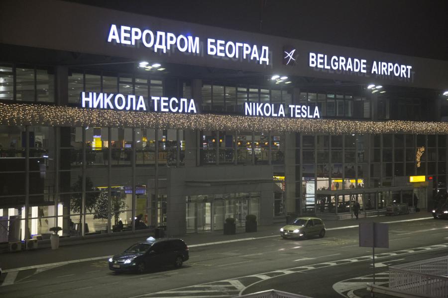 Összekeveredtek az induló és az érkező utasok, hatalmas a káosz a belgrádi repülőtéren