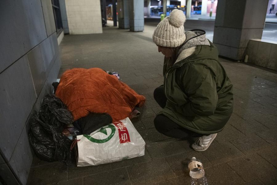 Magyarországon az empátia is múló divat, egyre kevesebben hívnak segítséget a hajléktalanoknak – Videó!