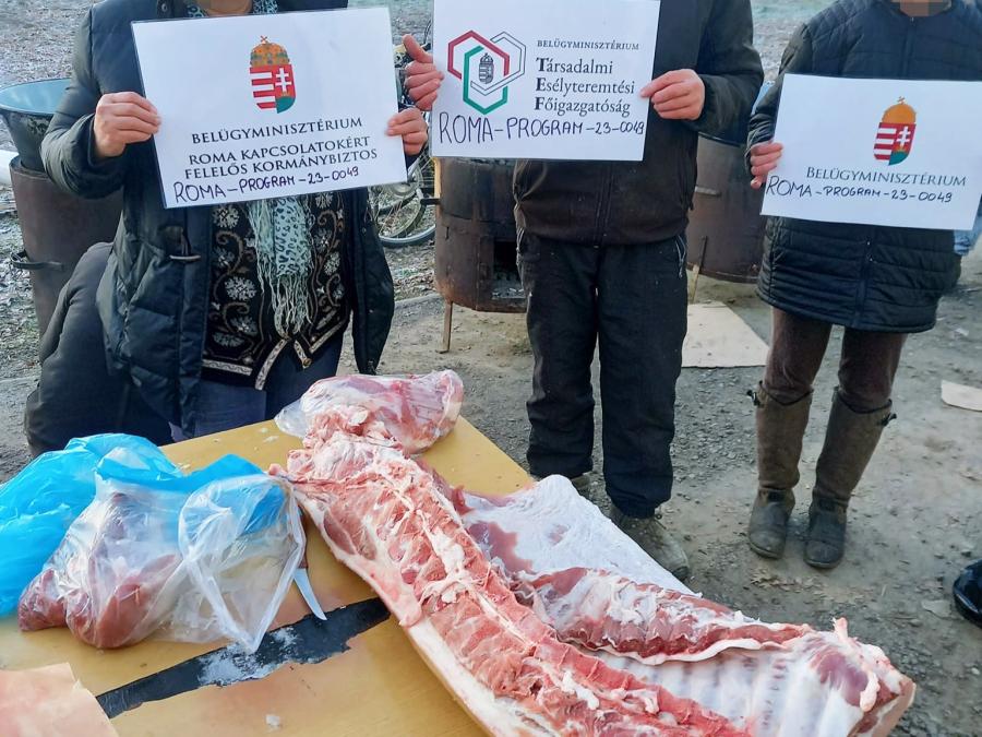 Hagyományőrző disznóvágást rendeztek Tiszaroffon a roma pályázati pénzből
