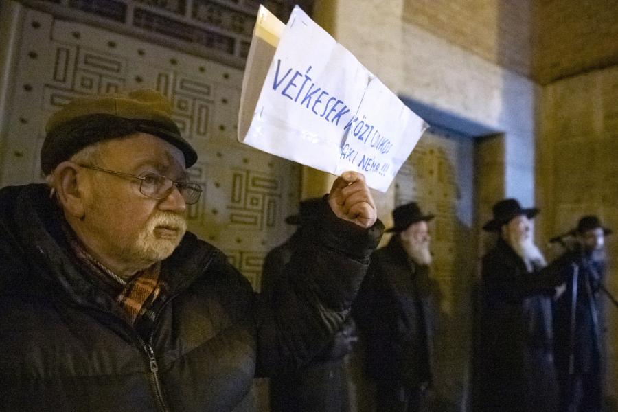 Vétkesek közt cinkos, aki néma! - Ortodox zsidók tüntettek a zsinagógánál