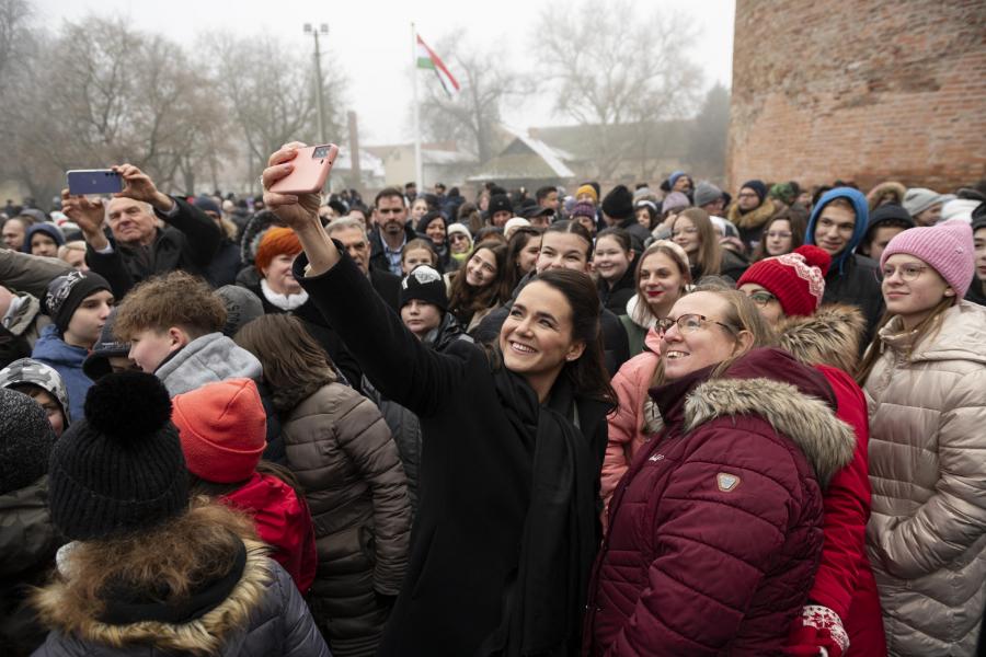 Kétszáz diákot vezényeltek ki Gyulán a fagyba, hogy Novák Katalin szelfizhessen velük egyet