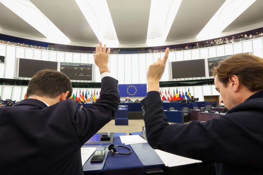Február 1-jén szavazhat az EP, hogy bíróság elé citálják-e az Európai Bizottságot a Magyarországnak felszabadított 10,2 milliárd euró miatt