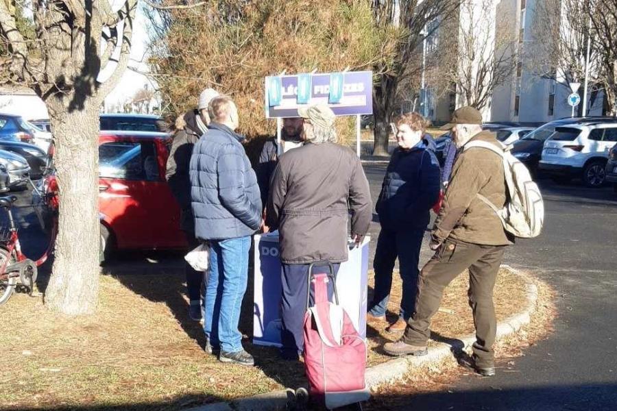 Feldühödött Fidesz-hívő támadt a momentumos aktivisták standjára Körmenden