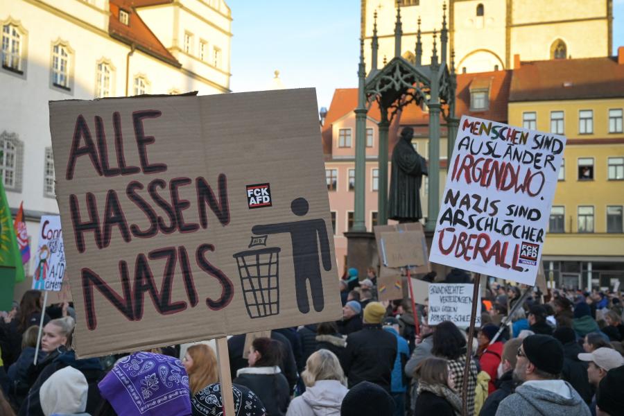 Tízezrek tüntettek Németországban a holokauszt emléknapon a szélsőjobb ellen 