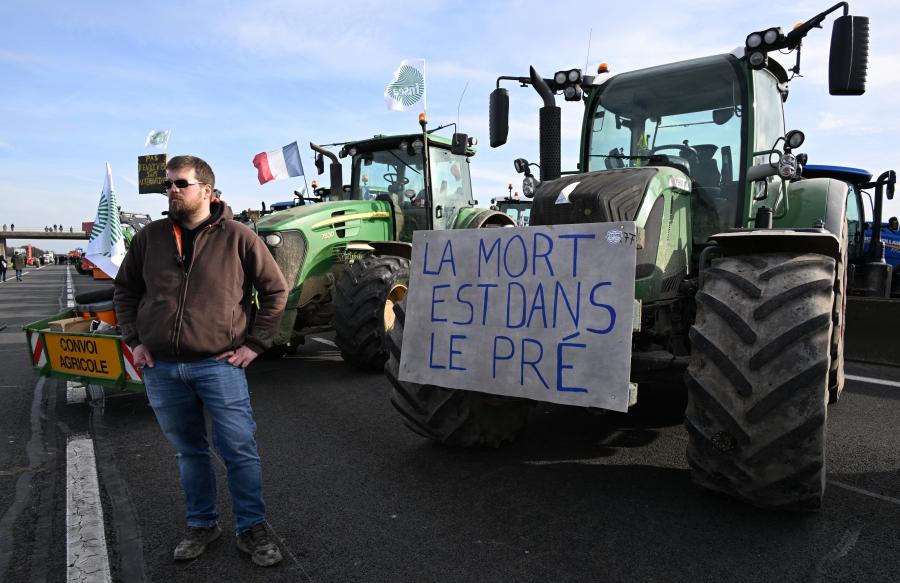 Blokád alá vették a gazdák Párizst