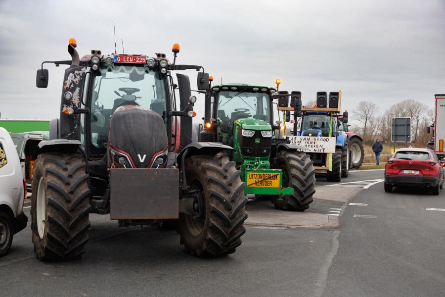 Belgiumban is tüntetnek a gazdák, ki kellett menekíteni a környezetvédelmi minisztert