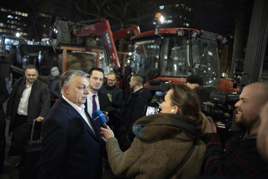 Orbán Viktor kinézett a Brüsszel belvárosában tüntető gazdákhoz