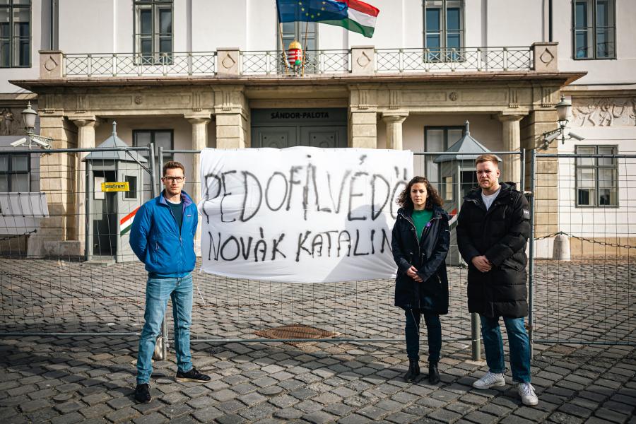 „Pedofilvédő Novák Katalin” - Átvitte a Sándor-palota elé a kordont a Momentum