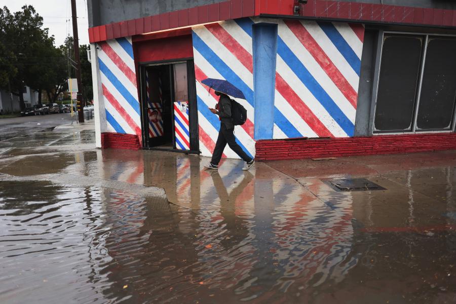 Hatalmas viharzóna fenyegeti Kaliforniát, Los Angelesben a teljes évi csapadékmennyiség fele leeshet