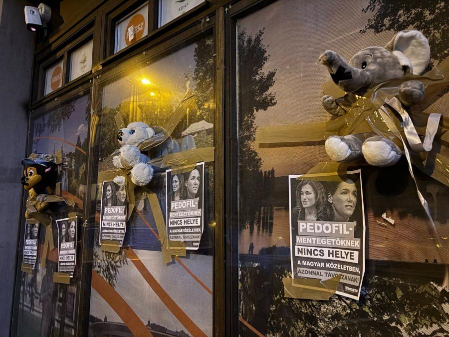 Novák-botrány: plakátokkal és leragasztott szájú plüssfigurákkal tiltakoztak a Fidesz budapesti irodáinál